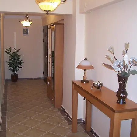 Royal Residences מלון *